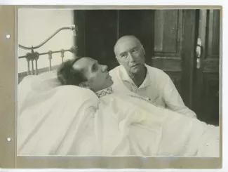photographie d’André Gide au chevet de Nicolaï Alexeïevitch Ostrovski, à Sotchi, lors du voyage en URSS, août 1936
