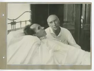 photographie d’André Gide au chevet de Nicolaï Alexeïevitch Ostrovski, à Sotchi, lors du voyage en URSS, août 1936
