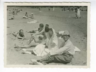 photographie montrant, de droite à gauche, André Gide, avec lunettes et chapeau, Pauline Masereel, Eugène Dabit, Nina Mjedlova, l'interprète du couple Masereel, et d'autres personnes, sur la plage de Sinope, au bord de la mer Noire, lors du voyage en URSS