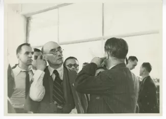 photographie d’André Gide, avec lunettes, faisant face à Paul Vaillant-Couturier, de dos, au milieu d'autres personnes lors de l'inauguration du boulevard Maxime-Gorki à Villejuif, 29 juin 1935