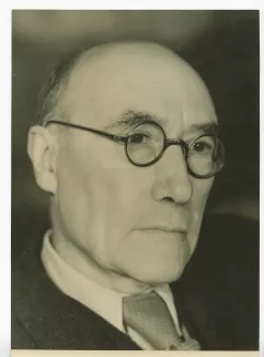 portrait photographique en gros plan d’André Gide, avec lunettes, de ¾ à droite, regardant devant lui