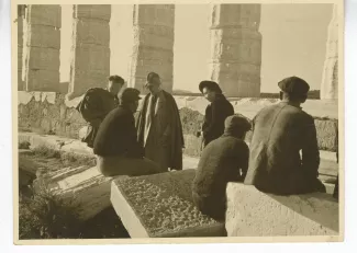 photographie où l'on reconnaît au second plan André Gide, avec lunettes et chapeau, et à sa droite Robert Levesque, parmi d'autres personnes, devant les ruines d'un temple antique, avril 1939