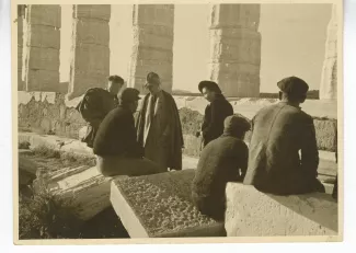 photographie où l'on reconnaît au second plan André Gide, avec lunettes et chapeau, et à sa droite Robert Levesque, parmi d'autres personnes, devant les ruines d'un temple antique, avril 1939