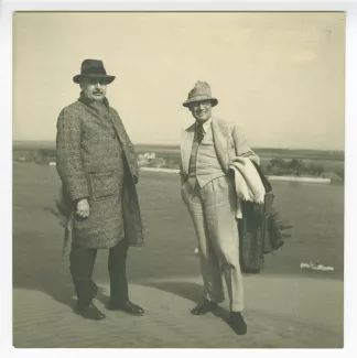 photographie d’André Gide, avec chapeau et lunettes, souriant, et M. Faure, proviseur du lycée français d'Alexandrie, en visite à Rosette, mars 1939