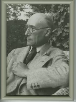 portrait photographique d’André Gide, main gauche sur le revers droit de son costume, mai 1930