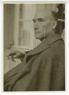 portrait photographique d'André Gide, de ¾ à gauche, tête baissée, fumant, mai 1930