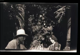 photographie d'André Gide, avec lunettes et chapeau, et Catherine Gide, en extérieur, à l'hôtel Les Palmeraies, août 1941