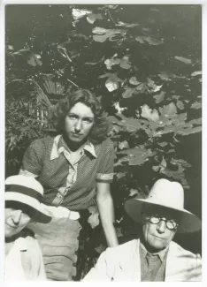 photographie montrant, de gauche à droite, Maria Van Rysselberghe, Catherine Gide et André Gide, avec lunettes et chapeau, en extérieur, à l'hôtel Les Palmeraies, août 1941