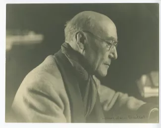 portrait photographique en buste d’André Gide, avec lunettes, de profil, le regard vers le bas, au Vaneau