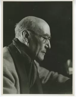 portrait photographique en buste d’André Gide, avec lunettes, de profil, le regard vers le bas, au Vaneau