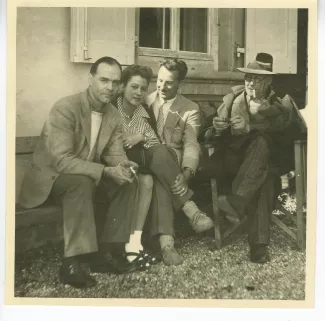 photographie montrant, de gauche à droite, Denis de Rougemont, Consuelo de Saint-Exupéry, Albert Mermoud et André Gide, avec lunettes et chapeau, au château de Bussigny, août 1946