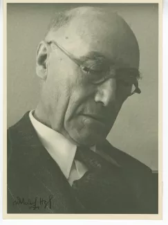 portrait photographique en gros plan d’André Gide, avec lunettes, yeux baissés, août-septembre 1946