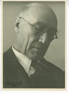 portrait photographique en gros plan d’André Gide, avec lunettes, yeux baissés, août-septembre 1946