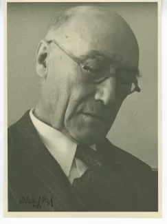 portrait photographique en gros plan d’André Gide, avec lunettes, yeux baissés, août-septembre 1946