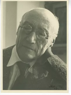 portrait photographique en gros plan d’André Gide, avec lunettes, yeux baissés, la tête inclinée, août-septembre 1946