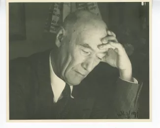 portrait photographique en gros plan d’André Gide, la tête inclinée, la main gauche sur le front, août-septembre 1946