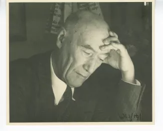 portrait photographique en gros plan d’André Gide, la tête inclinée, la main gauche sur le front, août-septembre 1946