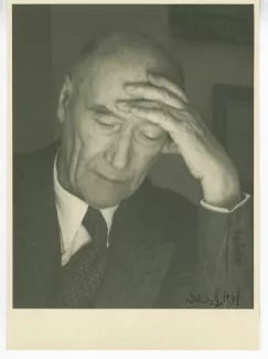 portrait photographique en gros plan d’André Gide, de ¾ à droite, la tête inclinée, la main gauche sur le front, août-septembre 1946
