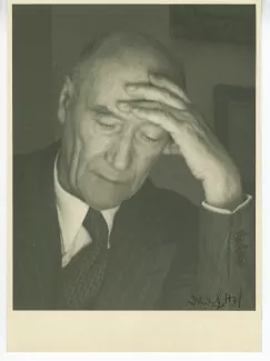 portrait photographique en gros plan d’André Gide, de ¾ à droite, la tête inclinée, la main gauche sur le front, août-septembre 1946