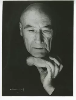 portrait photographique en gros plan d’André Gide, de face, les mains jointes sous le menton, les yeux baissés, 11 septembre 1946