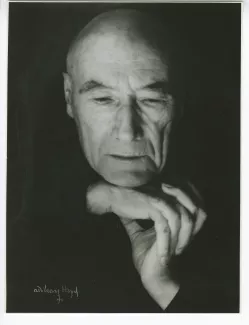 portrait photographique en gros plan d’André Gide, de face, les mains jointes sous le menton, les yeux baissés, 11 septembre 1946