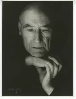 portrait photographique en gros plan d’André Gide, de face, les mains jointes sous le menton, les yeux baissés, 11 septembre 1946