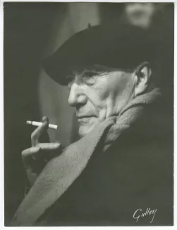 portrait photographique en buste d’André Gide, avec béret, fumant