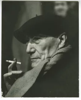 portrait photographique en buste d’André Gide, avec béret, fumant