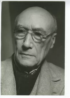 portrait photographique en gros plan d’André Gide, avec lunettes, novembre 1947