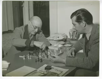 photographie d’André Gide, avec lunettes, et Marc Allégret, jouant aux échecs, chez Richard Heyd, janvier 1948