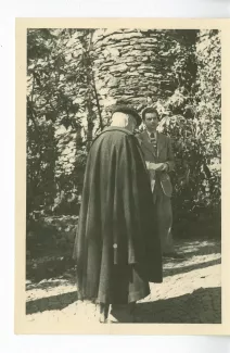 photographie d’André Gide, avec lunettes et béret, de dos, et Jean Lambert, en extérieur, avril 1947