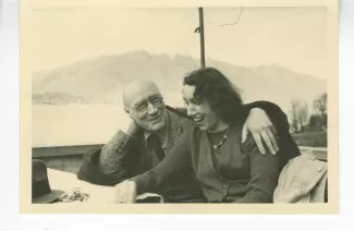 photographie d’André Gide, avec lunettes, et Catherine Gide, devant le lac, 3 avril 1947