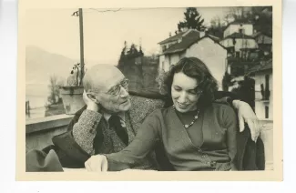 photographie d’André Gide, avec lunettes, et Catherine Gide, au bord du lac, 3 avril 1947