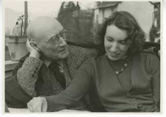 photographie d’André Gide, avec lunettes, et Catherine Gide, au bord du lac, 3 avril 1947