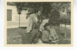 photographie d’André Gide, avec lunettes et béret, Catherine Gide, assis sur un banc, et Jean Lambert, 3 avril 1947