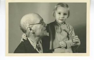 photographie d’André Gide, avec lunettes, portant Isabelle Lambert, chez Richard Heyd, novembre 1947