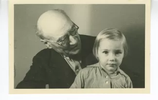 photographie d’André Gide, avec lunettes, penché sur Isabelle Lambert, chez Richard Heyd, novembre 1947