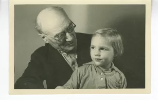 photographie d’André Gide, avec lunettes, penché sur Isabelle Lambert, chez Richard Heyd, novembre 1947
