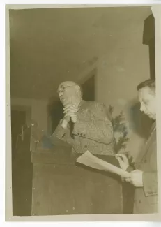 photographie d’André Gide, avec lunettes, prononçant un discours au Congrès de la Jeunesse de Munich, juillet 1947