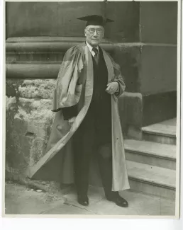 portrait photographique en pied d’André Gide, en costume de docteur Honoris Causa de l'Université d'Oxford, 7 juin 1947