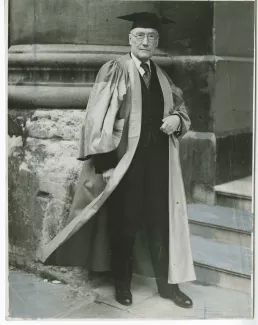 portrait photographique en pied d’André Gide, en costume de docteur Honoris Causa de l'Université d'Oxford, 7 juin 1947