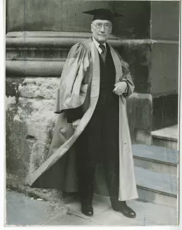 portrait photographique en pied d’André Gide, en costume de docteur Honoris Causa de l'Université d'Oxford, 7 juin 1947