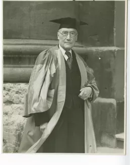 portrait photographique d’André Gide, en costume de docteur Honoris Causa de l'Université d'Oxford, 7 juin 1947