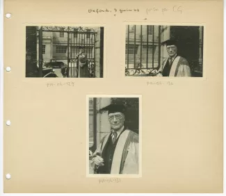 photographie d’André Gide, en costume de docteur Honoris Causa de l'Université d'Oxford, fumant près d'un portail, 7 juin 1947