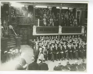 photographie de la cérémonie de remise du titre de docteur Honoris Causa de l'Université d'Oxford à André Gide, en costume, au théâtre Sheldonian, 7 juin 1947