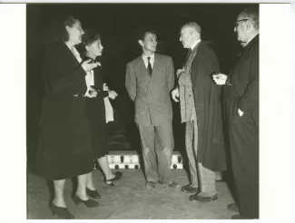 photographie montrant, de gauche à droite, Jacqueline Heyd, Madeleine Renaud, Jean-Louis Barrault, André Gide et une autre personne, au théâtre Marigny lors d'une représentation du Procès de Franz Kafka, octobre 1947