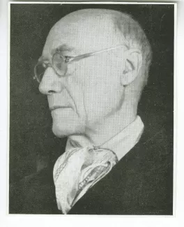 portrait photographique en gros plan d’André Gide, avec lunettes et foulard, de ¾ à gauche
