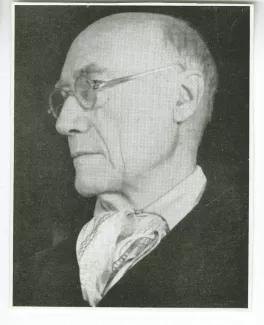 portrait photographique en gros plan d’André Gide, avec lunettes et foulard, de ¾ à gauche