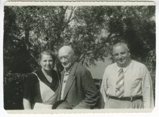photographie d'André Gide, avec lunettes, Mario Orlandi, maire de Torri del Benaco, et Mme Orlandi, chez eux, août-septembre 1948