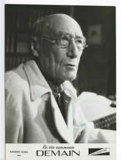 portrait photographique en buste d’André Gide, avec lunettes, au Vaneau ; photographie de plateau du film La vie commence demain de Nicole Védrès
